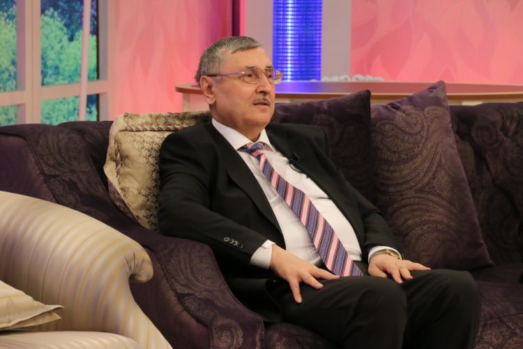 Tanınmış müğənnimizin ayaqları tutuldu